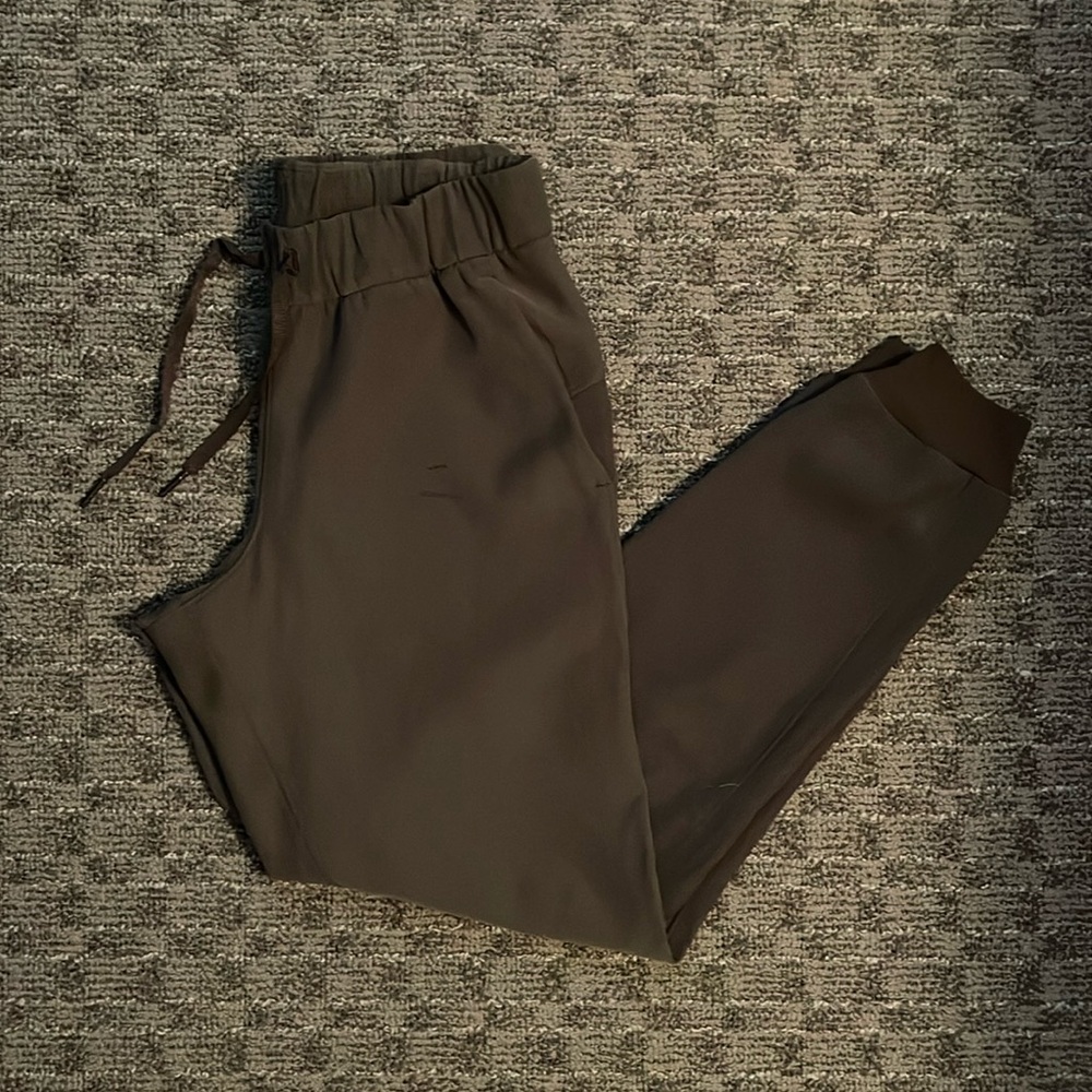 LULU LEMON WOMEN’s On the Fly OLIVE GREEN JOGGER. Size 4